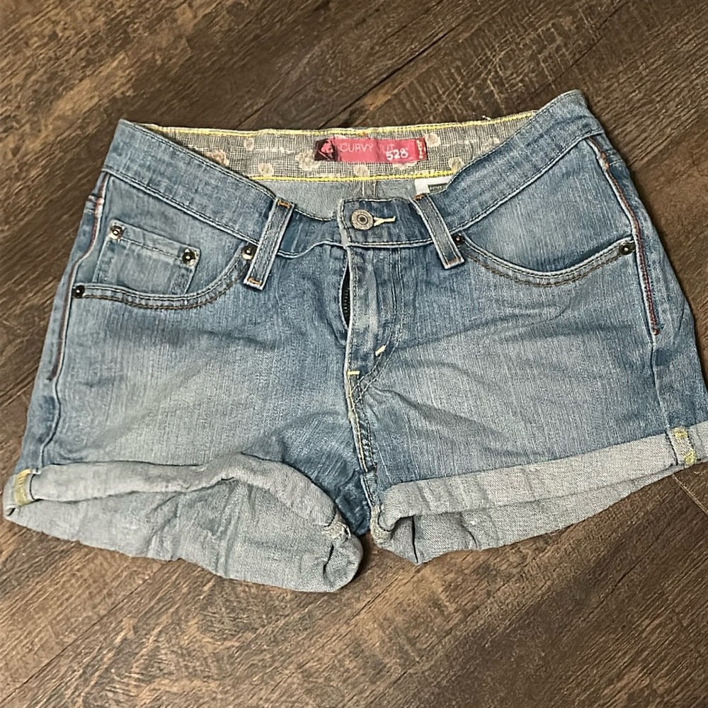 LEVI'S 528 CURVY CUT‎ Denim, Embroidered Pocket Jean SHORTS Women’s SZ 5